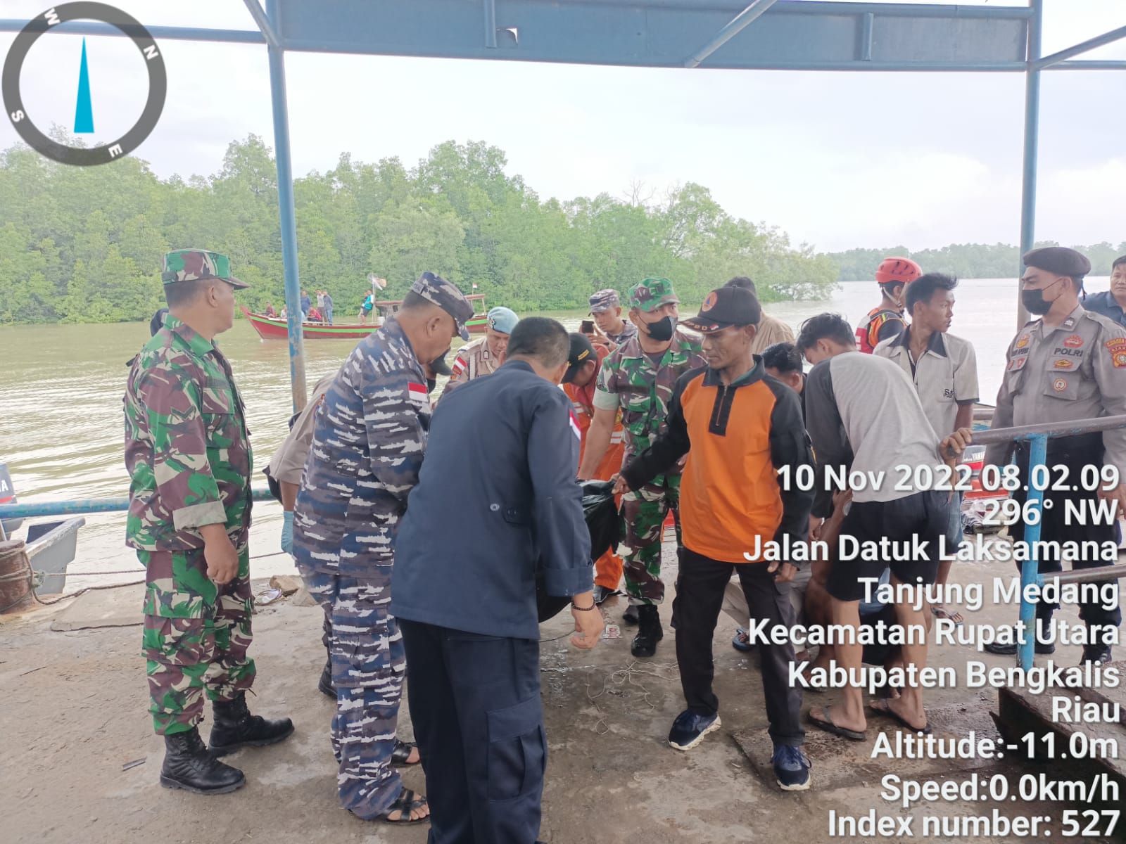 Tim BPBD Rupat Utara Bersama Tim Gabungan Unsur lainnya dan masyarakat di Hari ke-2 Berhasil Temukan Suami Pasutri Korban Tenggelam di Perairan Rupat Utara 