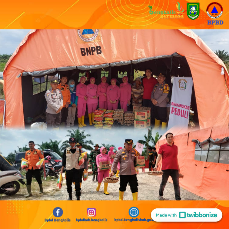 BPBD Bathin Solapan dampingi Kapolsek Mandau, Bhayangkari dan Pihak Swasta serahkan bantuan sumbako ke tenda pengungsi korban banjir