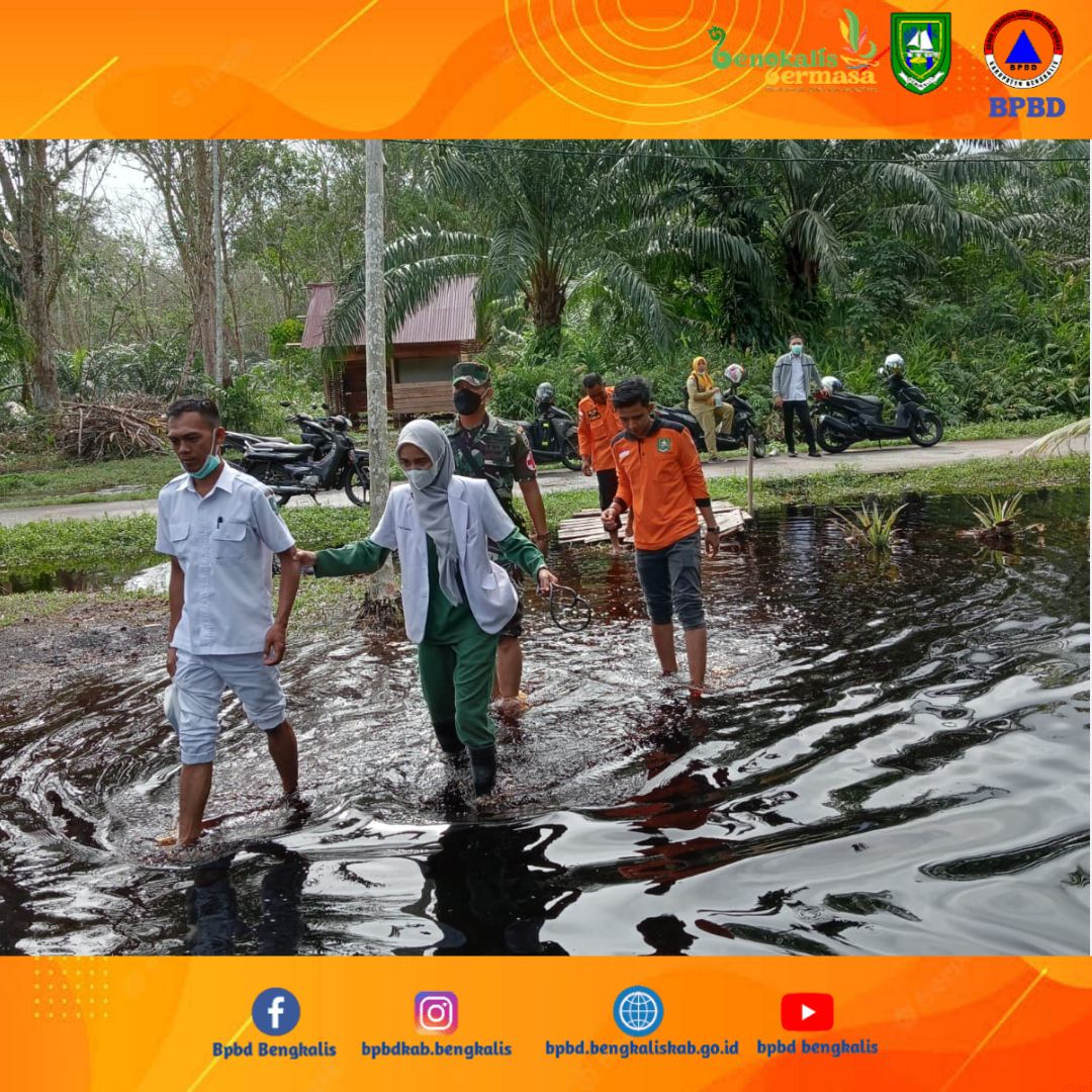 Pasca Banjir yang mengguyur beberapa desa di Kec. Bengkalis Tim BPBD dan UPT Puskesmas Meskom Lakukan Pengecekan Kesehatan Warga.